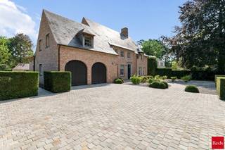 <p><strong>Statige villa met lift en luxueuze afwerking in residentiële wijk “Den Drijhoek” te Zoersel<br /></strong>In de exclusieve en residentiële woonwijk “Den Drijhoek” op de grens van Schilde bevindt zich deze uitzonderlijke villa uit 2007, afgewerkt met oog voor detail, hoogwaardige materialen en hedendaags comfort. De woning combineert een tijdloze landelijke architectuur met moderne technieken en een uitstekende energieprestatie (EPC A).</p>
<p>De villa is gelegen op een mooi aangelegd perceel en geniet van maximale privacy dankzij de volwassen tuin met ruim bijgebouw en stijlvolle omheining. De statige gevels, charmante daklijnen en royale oprit geven deze eigendom een bijzonder klassevolle uitstraling.</p>
<p><strong>Luxe, comfort en energiezuinigheid<br /></strong>Deze woning werd uitgerust met alle hedendaagse voorzieningen waaronder:</p>
<ul>
<li>Lift aanwezig</li>
<li>EPC-label A</li>
<li>Zonnepanelen</li>
<li>Airconditioning</li>
<li>Hoogrendementsketel</li>
<li>Domoticasysteem</li>
<li>Alarminstallatie</li>
<li>Sunscreens</li>
<li>Centraal stofzuigsysteem</li>
<li>Bevloeïngssysteem</li>
<li>Automatische garagepoorten</li>
<li>Kruipkelder</li>
<li>Laadstation in garage</li>
<li>Thuisbaterij</li>
</ul>
<p><strong>Indeling gelijkvloers<br /></strong>Via de stijlvolle inkomhal met vestiaire en gastentoilet betreedt u deze lichtrijke villa. De royale leefruimte bestaat uit een ruime eetkamer en een sfeervol salon met authentieke haard. Daarnaast bevindt zich een aparte tv-kamer voor extra comfort en gezelligheid.</p>
<p>De luxueus ingerichte leefkeuken is voorzien van hoogwaardige Miele-toestellen waaronder een inductiekookplaat en steamer. Aansluitend bevindt zich een praktische bijkeuken met toegang tot de lift en de dubbele inpandige garage.</p>
<p><strong>Eerste verdieping<br /></strong>De verdieping omvat meerdere ruime kamers met maatwerk en ingemaakte kasten.<br />Masterbedroom aan de tuinzijde met maatwerk schrijnwerkerij en grote ensuite badkamer, 2<sup>de </sup>kamer momenteel ingericht als logeerkamer met douchekamer, 3<sup>de</sup> multifuncionele kamer mogelijks om te vormen tot 2 slaapkamers.</p>
<p><strong>Volledig afgewerkte zolder<br /></strong>De ruime zolderverdieping werd reeds volledig afgewerkt en biedt bijzonder veel potentieel. Alle leidingen voor een bijkomende badkamer zijn reeds voorzien, waardoor hier eenvoudig nog twee extra slaapkamers kunnen worden ingericht.</p>
<p><strong>Exclusieve tuinbeleving<br /></strong>De prachtig aangelegde tuin vormt een oase van rust en privacy. Dankzij het automatische besproeiingssysteem en de verzorgde groenaanleg geniet u het hele jaar door van een perfect onderhouden buitenomgeving.</p>
<p>Achteraan bevindt zich een stijlvol bijgebouw met ingerichte buitenkeuken en apart toilet — ideaal voor ontspanning, zomeravonden en het ontvangen van gasten, perfecte kantoorruimte of eventueel extra logeerruimte.<br /><br />Voor meer info of een bezoek ter plaatsen neem contact op met Amparo via 0478 68 29 86 of amparo@reds.be</p>