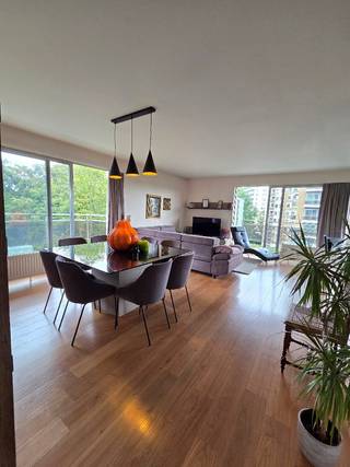 Lichtrijk en modern 1-slaapkamer appartement (79 m²) met 2 terrassen op de 6e verdieping in Ganshoren<br />​Dit stijlvolle, instapklare appartement van circa 79 m² op de 6e verdieping combineert een moderne look met een prachtig, groen uitzicht. Dankzij de grote raampartijen geniet de ruime leefruimte van een overvloed aan natuurlijk licht en een directe toegang tot een van de terrassen.<br />​Indeling en troeven:<br />​Totale oppervlakte: ca. 79 m²<br />​Twee terrassen: Geniet optimaal van het buitenleven en het panoramische, groene uitzicht (o.a. zicht op de Basiliek van Koekelberg).<br />​Lichtrijke leefruimte: Gezellige en royale woonkamer met een warme parketvloer en grote schuiframen naar het terras.<br />​Moderne open keuken (8 m²): Volledig uitgerust met een strak kookeiland, kwalitatieve inbouwapparatuur (oven, kookplaat, microgolfoven) en voldoende opbergruimte.<br />​Slaapkamer (12 m²): Rustige en comfortabele slaapkamer met ruimte voor een groot bed en kledingkast.<br />​Hedendaagse badkamer: Strak afgewerkt met een royale inloopregendouche, modern lavabomeubel en aansluiting/ruimte voor wasmachine.<br />​Afzonderlijk gastentoilet: Modern hangtoilet met handenwasser.<br />​Inkomhal: Ruime ontvangsthal met doorgang naar alle vertrekken.<br />​Toplocatie:<br />Uitstekend gelegen in Ganshoren nabij grote verbindingswegen (R0, E40) en met een vlotte, snelle verbinding richting het centrum van Brussel. Supermarkten, scholen, winkels en groene parken liggen in de directe nabijheid. Bovendien is het appartement uitstekend bereikbaar met het openbaar vervoer (bus, tram, trein).<br />​Ideaal voor wie op zoek is naar comfort en modern wonen nabij Brussel, of als waardevolle investering!
