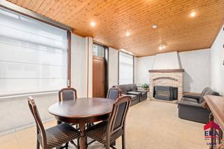 <p>Te koop: ruime woning met veel mogelijkheid in de Jan Bijlstraat, Aalst, op wandelafstand van het bruisende centrum en nabij invalswegen.</p>

<p> </p>

<p>Deze ruime woning (227 m² bewoonbare oppervlakte) bestaat uit 2 woongedeeltes en biedt dankzij twee ingangen de mogelijkheid tot tweewoonst of grote gezinswoning. Het pand beschikt over vernieuwde en geïsoleerde daken, recente ramen (2023) en conforme elektriciteit. Gas is reeds aanwezig, waardoor renovatieplannen vlot kunnen starten. De ligging is ideaal: residentieel, dicht bij scholen, openbaar vervoer, park, treinstation en ziekenhuis.</p>

<p> </p>

<p>Troeven:<br />• 2 woningen in 1<br />• 6 slaapkamers mogelijk<br />• Twee ingangen en twee keukens - ideaal voor tweewoonst<br />• Te moderniseren woning met vernieuwde daken, recente ramen en conforme elektriciteit<br />• Centrale ligging nabij centrum en invalswegen</p>

<p> </p>

<p>Belangrijkste ruimtes:<br />• Woonkamer (29 m²) met veel lichtinval<br />• Eetkamer (17 m²) aansluitend op de keuken<br />• Keuken (14 m²) en tweede keuken in het rechtergedeelte (10 m²)<br />• Badkamer (11 m²)<br />• Beide woningen beschikken over 2 slaapkamers met een vaste trap naar zolder (24 m²) voor extra slaapkamers<br />• Bijgebouwen achteraan kunnen ofwel gebruikt worden als nieuwe invuling of afgebroken worden voor extra tuinzone<br />• Tuin voor ontspanning<br />• Zolder met extra mogelijkheden</p>

<p> </p>

<p>Neem vandaag nog contact op met je ERA-makelaar voor een bezoek.</p>

<p> </p>

<p>JOUW DROOMHUIS. ZO GEVONDEN!</p>