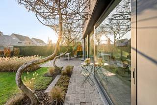 Ontdek deze stijlvolle, instapklare woning die moderne architectuur combineert met een warme, hoogwaardige afwerking. Gelegen in een rustige doodlopende straat, maar toch in het centrum van Hoogstraten. Hier geniet je van comfort én alle voorzieningen op wandelafstand. De woning beschikt over een gezellige woonkamer, lichtrijke keuken, wasplaats, 2 badkamers, 4 slaapkamers, volledige onderkeldering, inpandige garage en fraai aangelegde tuin.<br /><br />De woning is toegankelijk via de inkomhal met vestiaireruimte. Deze geeft toegang via een dubbele houten deur tot de gezellige woonkamer met op maat gemaakte bureau. De keuken beschikt over een vaatwasmachine, ijskast, ingebouwde koffiemachine, stoomoven en inductievuur. Door de grote glaspartijen geniet u hier van een aangename lichtinval en zicht op de tuin. In de wasplaats geniet u van vele ingemaakte kasten en de mogelijkheid uw machines op hoogte te zetten. Voorts treft u op de gelijkvloerse verdieping een apart toilet en badkamer met inloopdouche en lavabomeubel.<br /><br />Via de inpandige garage heeft u toegang tot de goed afgewerkte kelder die zich onder de volledige woning bevindt. Hier is het mogelijk fietsen te plaatsen, hobby's uit te oefenen of extra bergruimte te hebben.<br /><br />Op de eerste verdieping zijn er 4 slaapkamers voorzien waarbij 2 kinderkamers worden afgescheiden door een ingemaakte kastenwand waardoor het ook mogelijk is deze als 1 grote kamer te gebruiken. Voorts vinden we hier een ruime badkamer terug die is voorzien van ligbad en dubbel lavabomeubel.<br /><br />Buiten kom je helemaal tot rust in de fraai aangelegde tuin, een gezellige tuin die zuidelijk georiënteerd is waardoor u hier volop kan genieten van de zon.<br /><br />Bijzonderheden:<br />- Rustig gelegen eigendom op centrale locatie<br />- De woning is volledig onderkelderd en goed bereikbaar<br />- Zonnepanelen<br />- Regenput onder garage<br />- Airco aanwezig