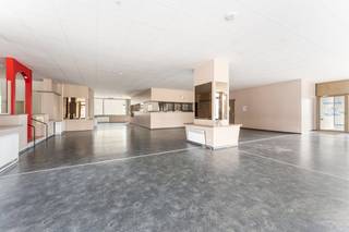 Uniek investeringsproject aan zee – Groothandelspand met vergunningspotentieel voor appartementenOntdek dit uitzonderlijke vastgoedproject op een toplocatie aan de Leopold I Esplanade, op wandelafstand van zee. Dit ruime groothandelspand van 636 m² biedt talloze mogelijkheden voor herontwikkeling tot meerdere wooneenheden.°Projectmogelijkheden:2 rolstoeltoegankelijke appartementen met 3 slaapkamers1 compact appartement met 1 slaapkamerAlternatief: 3 à 4 appartementen met 2 kamersExtra troeven:Kelderruimte en privé parkeerplaatsenVoorontwerpplannen reeds beschikbaarOnder voorbehoud van goedkeuring door de gemeente en VMEEen ideale kans voor investeerders of ontwikkelaars die willen inzetten op kwalitatieve wooneenheden aan de kust. Dankzij de ligging op de Esplanade geniet dit pand van maximale visibiliteit, een toeristische topligging en directe toegang tot het strand.Contacteer ons voor de plannen, een bezichtiging of verdere informatie.