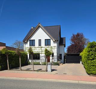 Instapklare, energiezuinige en stijlvol strak landelijk gerenoveerde woning met 3 slaapkamers, mooie tuin en topligging!<br /><br /><br />Ben je op zoek naar een smaakvol gerenoveerde woning waar je zonder zorgen kunt intrekken? Deze prachtige, tot in de puntjes afgewerkte woning combineert hoogwaardige materialen, een warme landelijke stijl en een uitzonderlijk wooncomfort. Open bebouwing. Alles is recent volledig geschilderd — verhuizen en genieten maar.<br /><br />Indeling en Troeven<br /><br />Gelijkvloers<br />•Stijlvolle inkomhal<br />•Ruime en lichtrijke leefruimte (48 m²) met prachtige parketvloer<br />•Luxe eiken keuken in strak landelijke stijl, uitgerust met toptoestellen van Miele: 2 ovens, wijnkoeler, vaatwasser, koelkast en Bora kookplaat met geïntegreerde afzuiging<br />•Bureel in dezelfde hoogwaardige afwerking<br />•Grote berging met maatkasten<br />•2 aparte toiletten<br /><br />Verdieping<br />•3 ruime slaapkamers<br />•Badkamer met ligbad<br />•Aparte douchekamer<br />•Extra toilet<br /><br />Buitenruimte<br />•Zeer ruime carport voor 2 wagens, met laadpunten voor elektrische wagens. Carport ook geschikt voor een camper!<br />•Extra parkeerruimte voor 2 wagens<br />•Ruime tuinberging<br />•Aangelegde tuin van ca. 6are: perfect voor kinderen, huisdieren of tuinliefhebbers<br />•Overdekt terras met screens, je ken het hele jaar door genieten<br /><br />Attesten en Techniek<br />•EPC label B: energiezuinig en voordelig wonen<br />•Asbestvrij<br />•Elektriciteit conform, incl voorzieningen voor EV laden<br />•Airco aanwezig (beneden en boven)<br />•Alarm<br /><br />Ligging<br />•Minder dan 5 minuten van afrit Halen (E314), snelle verbinding naar Leuven, Hasselt en Genk<br />•Op 5 minuten van het treinstation Diest<br />•Rustige, kindvriendelijke buurt met alle voorzieningen vlakbij<br /><br />Samengevat<br />Deze woning is een unieke kans voor wie op zoek is naar een kwalitatief gerenoveerde, instapklare en energievoordelige woning met veel ruimte, een prachtige tuin en een goede ligging. Hier woon je zorgeloos, stijlvol en comfortabel.<br />Interesse? Contacteer mij op 0494/77.41.40 , dan plannen we een bezoek dat je zal verrassen!<br />