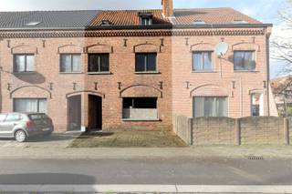 Te renoveren woning met mogelijkheid tot 6 slaapkamers op gunstige locatie Ligging :+ Centraal gelegen aan een belangrijke verbindingsweg tussen...
