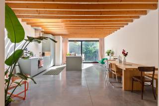 <p>Een huis met een fijne flow</p>
<p>Sommige huizen voelen meteen goed. Deze gerenoveerde woning in de Pater De Dekenstraat is er zo eentje: licht, gezellig, eigentijds en met een tuin die je er gewoon bij krijgt.</p>
<p>Vooraan start het verhaal met een cosy zithoek op plancher. Een warme plek voor een koffietje, een goed boek of gewoon lekker nietsdoen. De parketvloer brengt meteen sfeer en geeft de woning een fijne, huiselijke toets.</p>
<p>Loop je verder door, dan verandert de sfeer. De woning wordt heerlijk open en licht, met een open keuken en leefruimte die rechtstreeks uitgeven op de tuin. <span>De tuin is zuidoostelijk georiënteerd, waardoor je optimaal van de zon kunt genieten. </span>De strakke polybetonvloer zorgt hier voor een moderne twist, terwijl het zicht op het groen voor de nodige zachtheid zorgt.</p>
<p>Koken, tafelen, een aperitiefje of op een zonnige avond gewoon de tuindeuren openzetten? Hier lopen binnen en buiten gezellig in elkaar over.</p>
<p>Op de eerste verdieping bevindt zich een ruime slaapkamer, samen met de badkamer. En daar hoef je niet te kiezen: je beschikt er over zowel een douche als een bad. Ideaal voor een snelle ochtendstart of net een rustig momentje aan het einde van de dag.</p>
<p>Nog een verdieping hoger is er een extra kamer die je helemaal naar eigen wens kunt invullen. Bureau, dressing, hobbyruimte of logeerkamer? Aan jou de keuze.</p>
<p>De woning is gerenoveerd en helemaal klaar voor een nieuw verhaal. Geen eindeloze verbouwplannen, wel een huis met warme hoekjes, een moderne toets, veel licht en een tuin om van te genieten.</p>
<p>Troeven:<br /><br />- Gunstig EPC &amp; AREI is conform<br />- Veel lichtinval<br />- Instapklaar<br />- Vraagprijs =. richtprijs<br /><br />Kortom: een woning die niet probeert indruk te maken, maar het gewoon doet.<br /><br />Asbestattest nog in opmaak<br />vg, wg, gmo, gvkr, gvv, geen overstromingsgevoelig gebied</p>