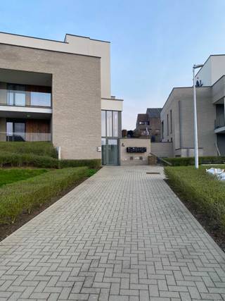 Huur inbegrepen gemeenschappelijke kosten 995euro totaal<br />Nieuwbouw penthouse appartement, vloerverwarming, ondergrondse staanplaats, berging in kelder, 2 slaapkamers, berging aan keuken, groot terras, veel lichtinval etc...
