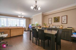 <p><span>Ruim 3-slaapkamerappartement met parking op toplocatie vlak bij Brussel</span></p><p><span>Ben je op zoek naar een ruim appartement op een uitstekende locatie, vlak bij het groen van het Koning Boudewijnpark en het Koninklijk Domein van Laken? Dan is dit appartement zeker een bezoek waard!</span></p><p><span>Dit verzorgde appartement bevindt zich op de tweede verdieping van een kleinschalige residentie en is momenteel verhuurd, wat het ook interessant maakt als investering.</span></p><p><span>Via de inkomhal kom je terecht in de ruime en lichtrijke leefruimte. Aansluitend bevindt zich de volledig geïnstalleerde keuken. Verder beschikt het appartement over drie volwaardige slaapkamers, een apart gastentoilet en een badkamer uitgerust met een ligbad en wastafel.</span></p><p><span>Je fiets stal je veilig in de gemeenschappelijke fietsenberging en bovendien beschik je over een private parkeerplaats.</span></p><p><span>De ligging is een absolute troef. Je woont op een steenworp van Brussel, omringd door groen en met een vlotte verbinding naar de E19, E40 en E314. Winkels, scholen, restaurants en openbaar vervoer bevinden zich bovendien op wandelafstand.</span></p><p><span>Op zoek naar een ruime gezinswoning of interessante investering op een strategische locatie? Contacteer ons vandaag nog voor een bezoek!</span></p><p><span>015 20 36 00<br />info@domoxim.be</span></p>