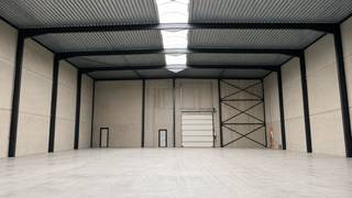 Ontdek het gloednieuwe KMO-project Gruuthuse in Oostkamp.<br /><br />Dit modern bedrijvenproject bevindt zich op een strategische locatie in het hart van West-Vlaanderen. <br />De laatste afwerkingswerken zijn volop aan de gang. <br />Ideaal voor ondernemingen die nood hebben aan extra ruimte of op zoek zijn naar een interessante investering.<br />De kmo-units in Oostkamp bevinden zich op een uitstekende locatie in de nabijheid van de grote steden zoals Brugge en Gent , waardoor ze kunnen bijdragen aan een bloeiende economische omgeving die tal van zakelijke kansen bieden.<br /><br /><br />Troeven: <br /><br />* Toplocatie nabij Brugge en Gent - vlotte verbinding met de E40 en E403 <br />* Duurzame BEN gebouwen <br />* Casco oplevering met een oppervlakte van 714,18 m²<br />* Vrije hoogte van 10 meter<br />* Aparte kantoorruimte<br />* 2 verdiepen<br />* Mogelijkheid tot diverse optiepakketten<br />* 3 parkeerplaatsen<br />* Industriële, gepolierde gewapende betonvloer<br />* Lichtstraat in meerwandige polycarbonaatplaten met aluminium profielen<br />* Aluminium schrijnwerk met elektronische sectionale poort<br /><br />Onmiddellijk beschikbaar of beschikbaar op zeer korte termijn!<br /><br />Interesse?<br />Contacteer Simon via 0498 12 37 08 of mail naar simon@vicusvastgoed.be