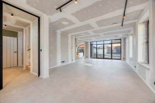 Aan de IJzerenkruisstraat 15 in Zepperen vinden we deze volledig instapklare nieuwbouwvilla terug. Deze woning combineert ruimte, luxe...