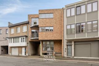 Mooi afgewerkt en ruim duplex appartement met drie volwaardige slaapkamers, meerdere aangename terrassen, een open autostaanplaats en een praktische kelderberging. Dankzij het gunstige EPC en de conforme elektriciteit is het appartement helemaal klaar voor de toekomst. Momenteel is het verhuurd, waardoor het ook een interessante opportuniteit vormt voor investeerders.<br /><br />=> Ligging<br />Gelegen aan de Acht Meilaan, op een centrale locatie in hartje Maaseik. Winkels, horeca, scholen en andere dagelijkse voorzieningen bevinden zich op wandelafstand. Ook de Markt en het gezellige stadscentrum zijn vlakbij.<br /><br />=> Eerste verdieping<br />- Gemeenschappelijke inkomhal met toegang tot de lift<br />- Overloop met trap naar de verdieping<br />- Twee volwaardige slaapkamers, waarvan één momenteel is ingericht als dressing<br />- Beide slaapkamers bieden toegang tot het aangename terras aan de voorzijde<br />- Volledig betegelde badkamer met ligbad, douche en dubbele lavabo in badkamermeubel <br />- Apart toilet met lavabo <br /><br />=> Tweede verdieping<br />- Deze verdieping is te bereiken via de trap of rechtstreeks met de lift<br />- Ruime en lichtrijke leefruimte met parketvloer, opgedeeld in een gezellige zit-en eethoek<br />- Schuifraam met rechtstreekse toegang tot het terras met zonneluifel<br />- Praktisch ingerichte L-vormige keuken voorzien van het nodige comfort<br />- Vanuit de keuken krijg je eveneens toegang tot een terras <br />- Derde volwaardige slaapkamer, ook deze slaapkamer beschikt over rechtstreekse toegang tot het terras <br /><br />=> Kelder<br />- Het appartement beschikt over een kelderberging en autostaanplaats, te bereiken via de inrit langs de Acht Meilaan <br /><br />=> Indeling<br />- Gelijkvloers: gemeenschappelijke inkomhal met lift<br />- Eerste verdieping: overloop, apart toilet, twee slaapkamers, badkamer<br />- Tweede verdieping: leefruimte met zithoek, keuken, berging/wasplaats, apart toilet, derde slaapkamer/hobby-of bureelruimte<br />- Kelder: kelderberging nr.5, autostaanplaats nr.5