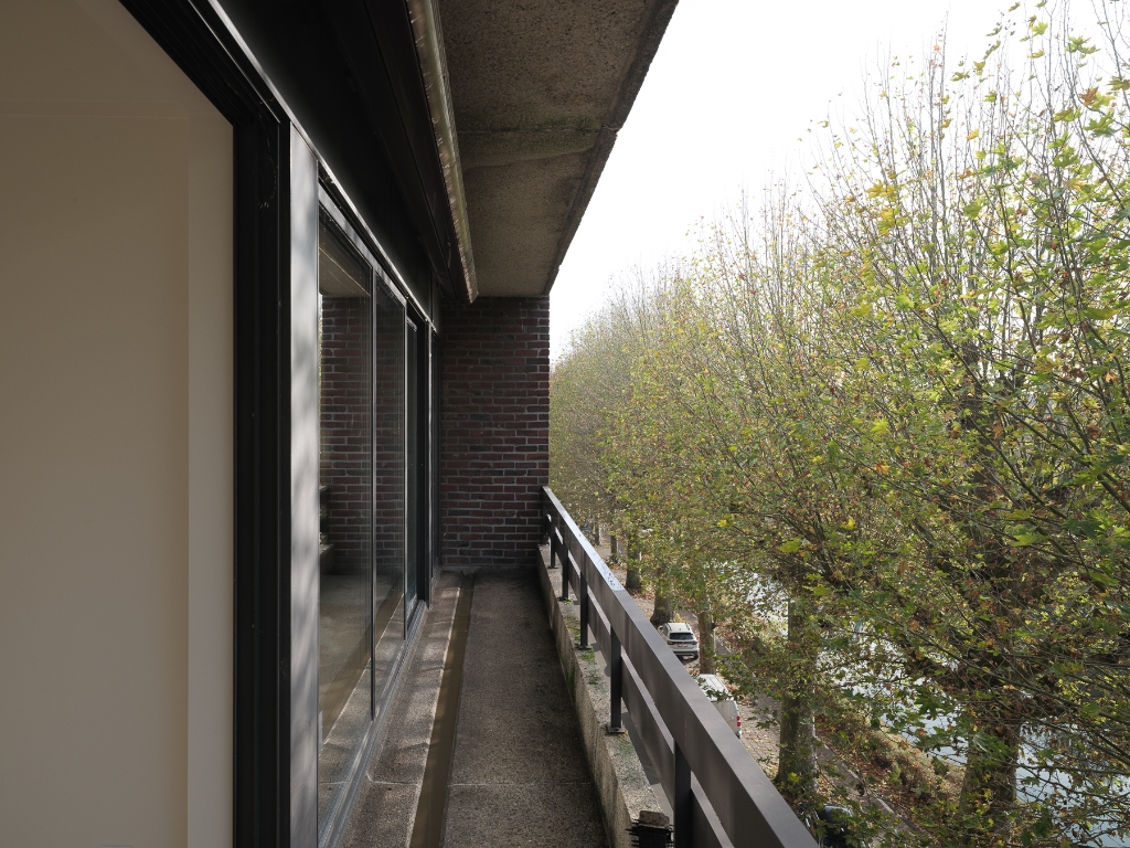 Coupure Rechts – Lichtrijk gerenoveerd éénslaapkamerappartement met terras en zicht op het water - foto 4