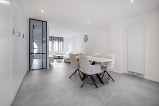 <p>Prachtig volledig gerenoveerde woning in het hart van Wijnegem</p>
<p>Mis deze unieke kans niet en plan vandaag nog uw bezoek. Contacteer Arno via arno@reds.be of telefonisch op +32 498 66 21 41.</p>
<p>De woning werd met oog voor detail en vakmanschap afgewerkt en combineert moderne afwerking met een praktische indeling. De woning is gelegen in een rustige en aangename straat in Wijnegem, een groene en gegeerde gemeente vlakbij Antwerpen. U geniet hier van een vlotte bereikbaarheid, nabijheid van scholen, winkels en sportfaciliteiten en op korte afstand van Wijnegem Shop Eat Enjoy</p>
<p>Bij het binnenkomen wordt u verwelkomd in een ruime en lichtrijke woonkamer waar grote raampartijen zorgen voor een aangename natuurlijke lichtinval. Aansluitend bevindt zich de volledig geïnstalleerde open keuken, het kloppende hart van de woning. Vanuit de keuken heeft u directe toegang tot de ruime tuin, die deels is aangelegd met onderhoudsvriendelijk kunstgras. Achteraan de tuin bevindt zich bovendien een praktisch berghok dat perfect kan dienen voor extra stockage. Op het gelijkvloers vindt u verder nog een wasruimte, een eerste badkamer met een toilet en een kelder die extra opbergruimte biedt.</p>
<p>Op de eerste verdieping bevinden zich drie ruime slaapkamers die met zorg werden afgewerkt en voorzien zijn van automatische zonneschermen voor optimaal comfort. Daarnaast is er een tweede badkamer aanwezig en beschikt de woning in totaal over drie toiletten, waarvan één op het gelijkvloers en twee op de bovenverdieping.</p>
<p>Extra troeven zijn de recente totaalrenovatie met kwalitatieve materialen en de aanwezigheid van zonnepanelen, wat zorgt voor een energiezuinige en toekomstgerichte woonoplossing.</p>