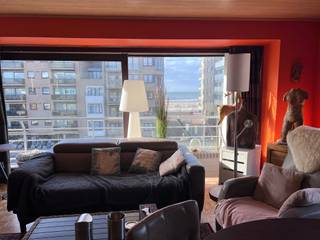 Een instap klaar gerenoveerd appartement op 4de verdieping met zeezicht, een topligging, op de hoek van de hoofdwinkelstraat in Wenduine met...