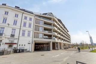 <strong>Nieuwbouwappartement met 3 slaapkamers, 2 badkamers, 2 overdekte terrassen en rechtstreekse toegang tot de binnen(dak)tuin van ca. 1.000m²!<br /><br />Indeling</strong><br />U komt binnen in de inkomhal, waar zich aan de overzijde een apart gastentoilet en een tweede badkamer bevinden. De hal leidt naar de <strong>zeer lichte leefruimte</strong> met een <strong>volledig geïnstalleerde open keuken</strong>. Deze ruimte geniet van een unieke doorkijk met <strong>groen uitzicht</strong> aan beide zijden. Via een groot schuifraam heeft u toegang tot het terras aan de binnen(dak)tuin, en aan de voorzijde bevindt zich een tweede overdekt terras met zicht op het park. Rechts daarvan, de ruime masterbedroom met een ensuite badkamer, voorzien van een douche, dubbele wastafel, handdoekdroger en toilet. <br />Via de inkomhal bereikt u de <strong>tweede slaapkamer </strong>met zicht op de daktuin, evenals de <strong>derde slaapkamer</strong>. Deze laatste kan perfect dienen als dressing of bureau. Tevens is er een praktische bergruimte met aansluitingen voor uw wasmachine en droogkast.<br /><br />In de kelder is er voorziening voor fietsenstalling en bestaat de mogelijkheid tot het huren of kopen van een garage.<br /><br /><strong>Bijzonderheden</strong><br /><strong>EPC</strong> label<strong> A</strong>;<br />Kwalitatief <strong>hoogstaand project</strong>.<br /><strong>Twee diepe terrassen</strong> aan zowel de voor- als achterzijde.<br />Maandelijkse kosten: ca. 145,- EUR / maand [beheer; verbruik/onderhoud van de gemeenschappelijke delen (incl. lift)].<br /><br /><strong>Ligging</strong><br />Het appartement is uitstekend gelegen aan het <strong>Zuidpark</strong>, de Schelde en de <strong>vernieuwde Scheldekaai</strong>.<br />Een levendige buurt met op wandelafstand toegang tot sportpleinen, restaurants, cafés, fitnessstudio's, winkels en wandelpaden langs het water.