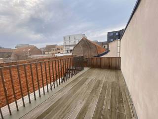 Op zoek naar een smaakvol gerenoveerde woning met alle hedendaags comfort? Deze volledig vernieuwde rijwoning, centraal gelegen in Deinze,...