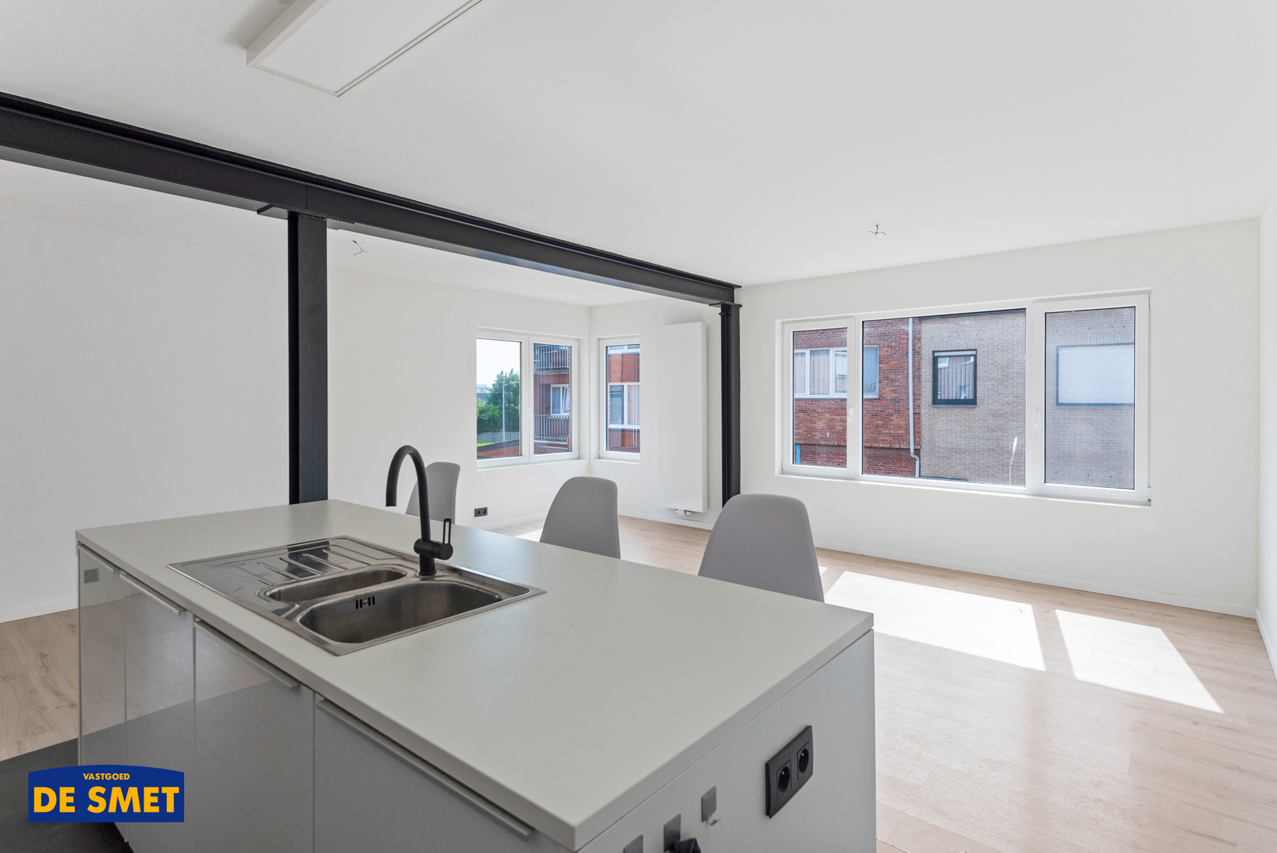 Volledig vernieuwd appartement met achteraan gelegen garage - foto 4