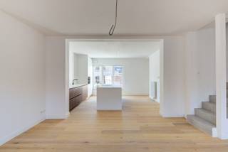 Dit prachtige DUPLEX appartement is gelegen in een gebouw met 3 appartementen in centrum Lier . Het is volledig gerenoveerd in 2025 en ligt op...