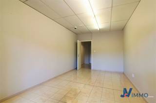 <p><span>Indeling</span><span>:</span></p><p><span>Begane grond: Hal'gedeelde ingang: 15 m², grote garage voor 1 auto: +/- 23 m² </span></p><p><span>Vierde verdieping:'privé-entree, hal met garderoberuimte: 4,16 m², ingerichte keuken met 1 m² was-/bergruimte en toegang tot het balkon: 14,07 m², woonkamer: 24,90 m², nachthal: 2,67 m² met 1 m² kast, 2 slaapkamers: 12,64|14,41 m², badkamer: 5,06 m², apart toilet: 1 m².</span></p><p><span> </span></p><p><span>Inrichting en uitrusting</span><span>:</span></p><p><span>Verwarming: Centraal gas, boiler </span></p><p><span>Elektriciteit: Twee-uurlijks, 220 V </span></p><p><span>Kozijnen: PVC, O/B (2002).</span></p><p><span>Dak: Dakbedekking</span></p><p><span>Keuken: enkele gootsteen, koelkast, vriezer, keramische kookplaat, afzuigkap, vaatwasser</span></p><p><span>Sanitair: 1 douche, 1 wastafel, 1 WC.</span></p><p><span>Materialen: parketvloer, balatum.</span></p><p><span> </span></p><p><span>Aansluitingen</span><span>:</span></p><p><span>Riool: Ja</span></p><p><span>Water: Ja</span></p><p><span>Gas: Ja</span></p><p><span>Elektriciteit: Ja</span></p><p><span>Telefoon: Ja</span></p><p><span>Kabeltelevisie: Ja</span></p><p><span> </span></p><p><span>Dit document dient alleen ter informatie en is niet contractueel bindend. Het kan zonder voorafgaande kennisgeving worden gewijzigd</span></p><p><span> </span></p>