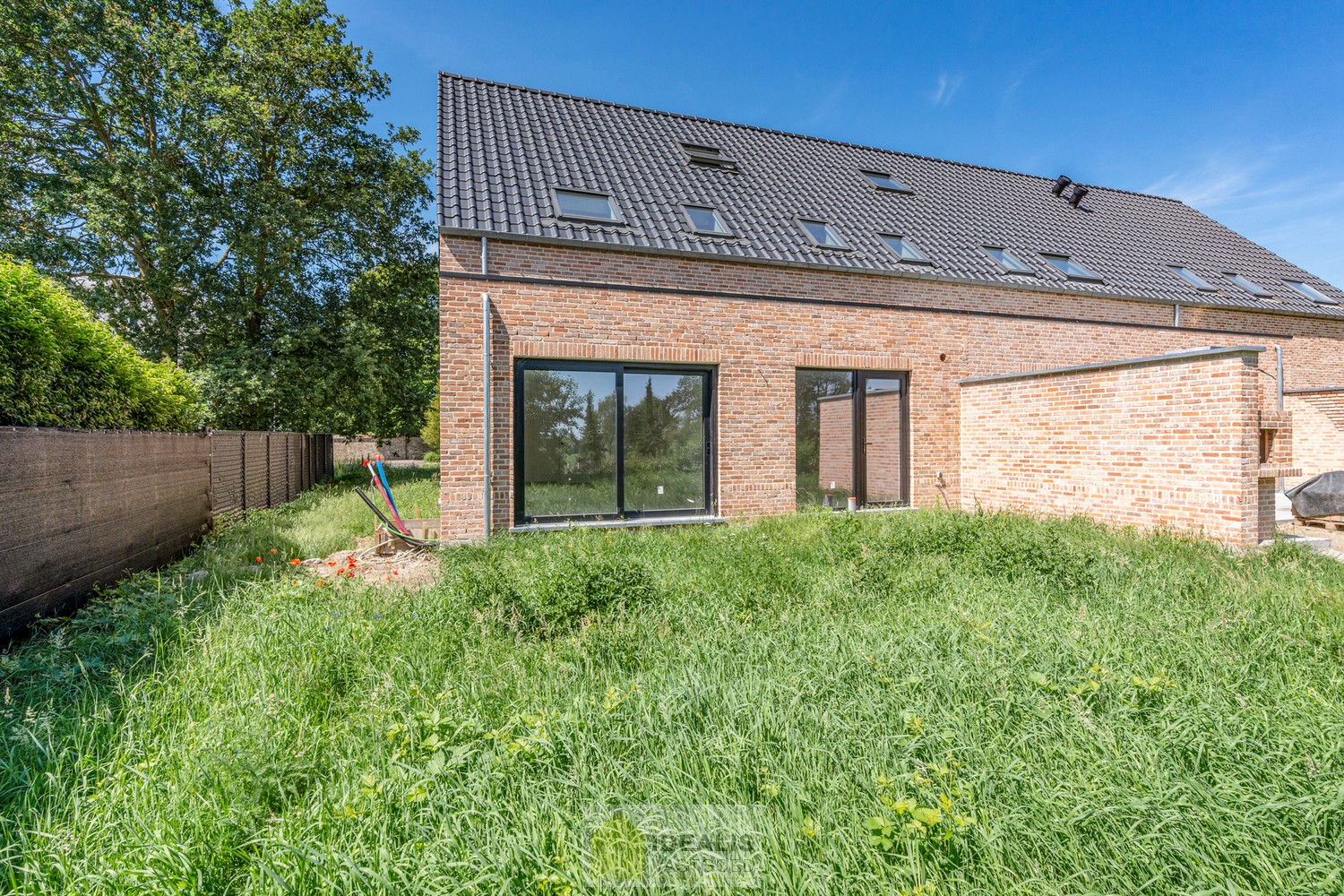 PRACHTIGE NIEUWBOUWWONING (GRONDAANDEEL €116.000,00 + 12% REGISTRATIERECHTEN EN CONSTRUCTIE € 277.000,00 + 21% BTW) MET EEN HEERLIJK LICHTRIJKE WOONKAMER MET OPEN KEUKEN MET AANSLUITEND BERGPLAATS, BUREEL, INPANDIGE GARAGE, 3 SLAAPKAMERS, EEN RUIME BADKAM - foto 5