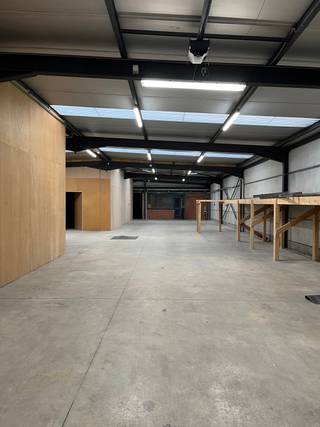 Magazijn/opslagruimte van ca. 310m² in het centrum van Meer.Bijzonderheden:-automatische poort-ruime oprijlaan afgesloten met een poort-inrit langs...