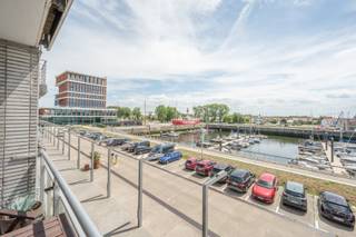 Res. Le Dauphin.<br />Topaanbod prijs/kwaliteit! Charmant appartement gelegen aan de Rederskaai in Zeebrugge, met een adembenemend uitzicht over de jachthaven en achteraan zicht op de marinebasis en de havenmonding.<br />Het appartement omvat een inkomhal, een ruime en lichtrijke woonkamer waar u de hele dag geniet van de zon, een zuidgericht terras met een prachtig panoramisch zicht op de jachthaven. De ingerichte keuken sluit hier perfect op aan.<br />Achteraan bevindt zich een grote slaapkamer met ingemaakte kasten en een uniek uitzicht op de marinebasis en de havenmonding. Daarnaast is er een gezellig balkon en een verzorgde badkamer.<br />De tweede, kleinere kamer beschikt over een op maat gemaakt stapelbed en is ideaal als kinderkamer, logeerkamer of praktische extra slaapruimte.<br />Nieuwe ramen, aan de slaapkamer met elektrische rolluiken.<br />Ref.A541