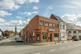 <p>Op een zichtbare ligging langs de Steenweg naar Oudegem bieden we dit ruime<span> </span><strong>handelspand met ingericht appartement</strong><span> </span>te koop aan. Het pand combineert een commerciële gelijkvloerse ruimte met een instapklaar appartement op de verdieping en is daardoor bijzonder interessant voor wie wonen en werken wil combineren. Op het gelijkvloers bevindt zich een ruime handelsruimte (ca 190 m²) met<span> </span><strong>grote etalages</strong><span> </span>aan de straatzijde en<span> </span><strong>twee</strong><span> </span>afzonderlijke<span> </span><strong>ingangen</strong>. Achteraan zijn verschillende werk- en opslagruimtes aanwezig, aangevuld met sanitaire voorzieningen en een kelder. De verdieping is ingericht als een zeer verzorgd appartement van ca 90m² met een aangename leefruimte, keuken, badkamer en twee slaapkamers.</p>
<p>Dit pand biedt tal van mogelijkheden voor zelfstandigen, handelaars of investeerders die op zoek zijn naar een combinatie van commerciële ruimte en woongelegenheid. Wenst u meer informatie of een bezoek ter plaatse? Contacteer Immo-Desk via 0498 91 12 34 of<span> </span>liesbeth@immo-desk.be.</p>