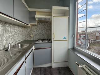 A well-maintained, yet <strong>spacious studio </strong>on the fourth floor at the rear of an apartment building with <strong>unobstructed south-facing views</strong>. It is located <strong>100 meters from Elizabeth Metro station</strong> and there are numerous shops nearby. The building is quiet and has an <strong>elevator.</strong> The monthly costs are approximately <strong>€ 150</strong> including common <strong>central heating and water. </strong>Electricity and WiFi individual