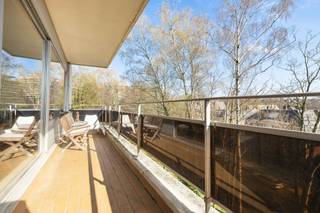 <p>In het hart van het gegeerde Parc Brugmann biedt dit lichtrijke appartement van ±120 m² een unieke woonbeleving, omringd door groen, rust en mooie volumes.</p>
<p>Gelegen op de 3de verdieping straalt het appartement een warme en open sfeer uit. Vanaf de inkomhal merkt u meteen de vlotte indeling. De leefruimte van ±33 m², badend in het licht, geeft uit op een oostgericht terras, ideaal om te genieten van de eerste zonnestralen en een open uitzicht. De keuken van ±10 m², te renoveren naar eigen smaak, biedt toegang tot een tweede terras van ±10 m² op het zuiden, perfect voor zonnige dagen.</p>
<p>Het nachtgedeelte omvat 3 comfortabele slaapkamers, een douchekamer, een volledig uitgeruste badkamer, een dressing en een doordachte indeling die optimaal wooncomfort garandeert. Het appartement verkeert in goede algemene staat en overtuigt door zijn potentieel, lichtinval en aangename omgeving.</p>
<p>Een grote garage en 2 kelders maken dit aanbod compleet.</p>
<p>Momenteel verhuurd via een 9-jarig contract gestart op 01/08/2012, met een huurprijs van 914 €/maand exclusief kosten. Gemeenschappelijke kosten bedragen 200 €/maand (excl. verwarming), aangevuld met 67 €/maand reservefonds. EPC in opmaak.</p>
<p>Een zeldzame opportuniteit in een wijk met tijdloze elegantie, waar elke dag begint in rust en licht.</p>
<p><span>3de verdieping</span>: App F3 Blok I</p>
<ul>
<li>Inkomhal van ±6 m² met ingemaakte kasten</li>
<li>Keuken van ±10 m² (te renoveren) met toegang tot terras van ±10 m² (zuidgericht)</li>
<li>Toilet met handenwasser</li>
<li>Leefruimte van ±33 m² met toegang tot terras van ±18 m² (oostgericht)</li>
<li>Nachthal</li>
<li>Slaapkamer van ±14 m²</li>
<li>Slaapkamer van ±13 m²</li>
<li>Douchekamer</li>
<li>Slaapkamer van ±14 m²</li>
<li>Badkamer van ±7 m² (bad, toilet, wasruimte, dubbele lavabo)</li>
<li>Dressing</li>
</ul>
<p>Grote garage inbegrepen (nr. 15 & 16) Blok 1 op -2<br />2 kelders inbegrepen (nr. 35 & 38)</p>