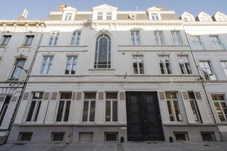 In het bruisende stadscentrum van Kortrijk bevindt zich deze imposante herenwoning met een totale oppervlakte van ca. 770 m². Dit pand...