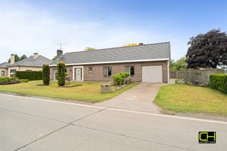 Deze woning type bungalow beschikt een aangename bewoonbare oppervlakte van maar liefst 182 m² het perceel grond heeft een oppervlakte van 762m².<br /><br />De woning beschikt over een ruime inkomhal, lichtrijke leefkamer met zit en eethoek, aanpalende een grote ingerichte woonkeuken met een praktische voorraadkamer, een nachthal, drie slaapkamers een ingerichte badkamer, afzonderlijk toilet, grote garage met parkeermogelijkheid voor twee wagens en een onafgewerkte zolder.<br /><br />Rond de woning is een mooie aangelegde tuin, de verzorgde oprit zorgt voor extra parkeergelegenheid voor de woning.<br /><br />Bezoekdag: donderdag 04/06 van 15u tot 18u, mits het maken van een afspraak via 09 395 05 40 of via de online agenda.<br />