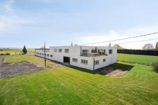 Deze veelzijdige eigendom, met 2 toegangswegen, is gelegen op een uitzonderlijk groot perceel van maar liefst 7385 vierkante meter, met eindeloos...