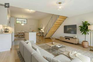 Op zoek naar een woning die net dat tikkeltje anders is? Deze goed onderhouden en instapklare loftwoning in Residentie Aloysius (Wilgenstraat 105B, Roeselare) combineert een verrassend ruimtelijk gevoel en een uitstekende ligging nabij het centrum van Roeselare.<br /><br />Voor de deur zorgt een groen aangelegd rondpunt voor een aangenaam en open gevoel. Achteraan beschikt de woning over een zonnig zuidgericht terras, terwijl parkeren kan op de privatieve staanplaats vlak voor de inkomdeur.<br /><br />Indeling:<br /><br />- Gelijkvloers:<br />* Inkomhal met apart toilet<br />* Technische ruimte/wasberging<br />* Ruime leefruimte met open keuken en toegang tot terras en tuintje<br /><br />-Mezzanineniveau:<br />* Slaapkamer<br /><br />-Verdieping:<br />* Open ruimte met plaats voor bureau of bibliotheek en voorzien van ingemaakte kast<br />* Badkamer met douche, bad, toilet en lavabomeubel<br />* Tweede slaapkamer<br /><br />Troeven:<br /><br />* energiezuinig met EPC-label B<br />* Blanco elektrische keuring<br />* Regenwaterput van 10.000 liter<br />* Handige gemeenschappelijke fietsenstalling en vuilnisberging op terrein<br />* Kwalitatief afgewerkt: aluminium ramen + recente elektrische zonnescreen achteraan, parketvloer...<br /><br />Een ideale woning voor wie houdt van licht, ruimte en een hedendaagse woonbeleving op een gunstige locatie in Roeselare.<br /><br /><br />De eigendom wordt aangeboden via de Power-sale formule. Op 22/10/2026 tussen 17:00 en 18:00 kan u het huis op afspraak komen bezichtigen en een bod uitbrengen. De vermelde prijs is een instelprijs. Voor meer info, gelieve contact op te nemen met de dossierverantwoordelijke.<br /><br />Bestuursmaatregelen in het maatregelenregister: nee<br /><br />Deze AI-visualisaties zijn bedoeld als inspiratie. Er werd geen rekening gehouden met technische specificaties, stedenbouwkundige voorschriften of de concrete mogelijkheden tot realisatie.