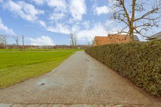 Deze voormalige stal is heringericht tot opslagruimte. De vloer is vlak over het volledige oppervlak, er is een toilet geplaatst en er...