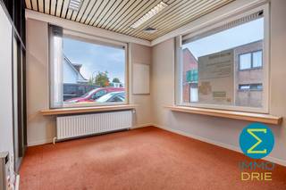 <p><strong>Uniek transformatieproject: combineer wonen en werken op een toplocatie in Arendonk</strong></p>
<p>Op een uitstekende zichtlocatie in het centrum van Arendonk bevindt zich dit voormalige bankgebouw met uitzonderlijk veel potentieel. Dankzij de flexibele indeling en het gebruik van lichte scheidingswanden biedt dit pand niet alleen mogelijkheden als kantoor- of handelsruimte, maar ook als combinatie van handelszaak met bovenliggende woonst.</p>
<p>Het gelijkvloers beschikt momenteel over een open onthaalruimte en diverse afzonderlijke kantoorruimtes. Afhankelijk van uw plannen kan deze verdieping perfect ingericht worden als handelsruimte, praktijk of showroom. Het achterste kantoor biedt bovendien de mogelijkheid om omgevormd te worden tot een inpandige garage, wat een belangrijke meerwaarde vormt voor een toekomstige woonfunctie.</p>
<p>De bovenverdiepingen lenen zich uitstekend voor de creatie van een ruime en comfortabele woning. Doordat een groot deel van de huidige indeling bestaat uit lichte scheidingswanden, kan de eerste verdieping heringericht worden tot een royale leefruimte met woonkamer en open keuken. Daarnaast blijft er voldoende plaats voor een afzonderlijke bureauruimte, tv-kamer, hobbyruimte of strijkkamer. Achteraan bestaat de mogelijkheid om een aangenaam privatief terras te creëren.</p>
<p>Op de tweede verdieping kunnen vervolgens twee tot drie slaapkamers en een volwaardige badkamer worden ingericht, waardoor een ruime gezinswoning ontstaat boven de commerciële ruimte.</p>
<p>Een bijkomende troef is de omvangrijke kelderverdieping met verschillende opslagruimtes. Hierdoor zijn diverse gebruiksconcepten mogelijk. Zo kan men ervoor kiezen om zelf boven het handelspand te wonen en beneden een eigen zaak uit te baten. Daarnaast biedt het pand ook investeringsmogelijkheden waarbij de handelsruimte vooraan afzonderlijk verhuurd wordt, terwijl de bovenliggende woonst een aparte bestemming krijgt. De handelsruimte kan bovendien gekoppeld blijven aan de grote kelderruimtes, wat bijzonder interessant is voor winkels, webshops, vakhandel of andere activiteiten die nood hebben aan extra stockageruimte.</p>
<p><strong>Mogelijke invullingen</strong></p>
<p>✔ Handelspand met privatieve woonst<br />✔ Winkel met bovenliggend appartement<br />✔ Praktijkruimte met gezinswoning<br />✔ Investering met afzonderlijk verhuurbare handelsruimte<br />✔ Showroom met opslag in de kelder<br />✔ Combinatie van wonen, werken en stockeren op één locatie</p>
<p><strong>Troeven</strong></p>
<p>✔ Centrale ligging in het hart van Arendonk<br />✔ Uitstekende commerciële zichtbaarheid<br />✔ Flexibele indeling met verbouwingsingrepen<br />✔ Mogelijkheid tot inpandige garage<br />✔ Potentieel voor terras achteraan<br />✔ Ruime kelder met talrijke opslagmogelijkheden<br />✔ Vlotte verbinding met de E34<br />✔ Interessant voor zowel eigen gebruik als investering</p>
<p><strong>Een uitzonderlijke opportuniteit voor wie op zoek is naar een pand waar wonen, werken en investeren perfect gecombineerd kunnen worden op een toplocatie in het centrum van Arendonk.</strong></p>
