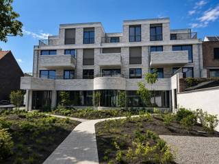 <p><span>Appartement met 2 slaapkamers op de tweede verdieping van een kleinschalig nieuwbouwproject in de levendige winkelstraat van Schoten. </span></p><p><span>Luxueus afgewerkt, energiezuinig en lichtrijk appartement op wandelafstand van winkels en horeca. Berging en autostaanplaats apart bij aan te kopen.</span></p><p><span>Het appartement beschikt over een terras van 9 m² met zuidoost oriëntatie. BEN appartement met voorzien E-peil van 18 door de uitvoerige isolatie, warmtepomp met vloerverwarming en zonnepanelen. </span></p><p><span>Contacteer ons voor een afspraak.</span></p>