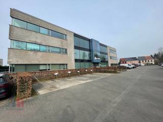 Deze uitstekend gelegen kantoorruimte van 1.200 m² (of kleiner) is beschikbaar voor verhuur en biedt zicht op de E40 in Melle. De...