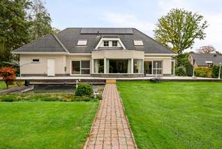Goed onderhouden villa op residentieel perceel van +/- 1669m². Deze eigendom is gelegen op een groen perceel op een toplocatie in Kasterlee. De woning omvat oa. een royale inkomhal, woonkamer met erker, vernieuwde leefkeuken, 1 slaapkamer en 1 badkamer gelijkvloers en dubbele garage/wasplaats, 4 slaapkamers met aansluitende polyvalente ruimte, tweede badkamer op de verdieping. <br /><br />Gelijkvloers:<br />We betreden de woning via de centrale inkomhal met vestiaire en gastentoilet. Via deze ruimte heeft u enerzijds toegang tot de woonkamer met aparte zithoek met gashaard, gezellige erker en aansluitende eetkamer. Anderzijds kunnen we via deze weg de vernieuwde keuken betreden die volledig is geïnstalleerd met koelkast, vaatwasmachine, diepvriezer, inductiekookplaat, combi oven en oven. Deze geeft uit op de eetkamer. De masterbedroom met eigen badkamer is voorzien op de gelijkvloerse verdieping zodat de woning ook ideaal geschikt is voor kopers op leeftijd, mindervaliden of co-housing. <br />Voorts bevindt er zich de ruime dubbele garage met automatische poort en ruimte voor het plaatsen van wasmachine en droogkast.<br /><br />Eerste verdieping:<br />Op de eerste verdieping vinden we 4 ruime slaapkamers terug, een tweede badkamer en een interessante polyvalente/hobbyruimte.<br /><br />Tuin:<br />De tuin is fraai aangelegd en voorzien van praktisch tuinhuis. Op het ruime terras is het zalig genieten van de ideale zuidwest oriëntatie<br /><br />Bijzonderheden:<br />- Energiezuinige villa (EPC B) met nieuwe warmtepomp (2024), zonnepanelen en thuisbatterij<br />- Residentiële groene locatie<br />- Woning met mogelijkheid volledig gelijkvloers te wonen<br />- Elektrische rolluiken, screens en zonneluifel aanwezig<br />- Vloerverwarming op de gelijkvloerse verdieping<br />- 2 schuiframen vanuit eetkamer en slaapkamer naar de tuin<br />- 3 dakkapellen en kantel/kiepramen<br />- gevel -en tuinverlichting <br />- plaats voor 4 auto's op de oprit