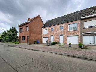 <p><span>Charmante gezinswoning met 3 slaapkamers in Brasschaat</span></p><p><span>Deze verzorgde gezinswoning combineert een bewoonbare oppervlakte van 350 m² met een praktische indeling en lichtrijke ruimtes. </span></p><p><span>De ruime leefkeuken met kookeiland sluit naadloos aan op de tuin dankzij de grote raampartijen.</span></p><p><span>De woning beschikt over drie volwaardige slaapkamers en een badkamer met zowel bad als douche. De neutrale afwerking zorgt ervoor dat je hier meteen je eigen thuis van kan maken.</span></p><p><span>Buiten geniet je van een aangename, private tuin met voldoende ruimte om te ontspannen of te spelen. Daarnaast beschikt de woning over een garage en een ruime zolder met dakvensters, ideaal als extra bergruimte of met potentieel voor verdere inrichting.</span></p><p><span>Een comfortabele gezinswoning op een fijne locatie in Brasschaat, waar ruimte en wooncomfort hand in hand gaan.</span></p>
