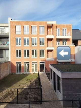 Dit appartement op de 1e verdieping in nieuwbouwproject Hof Berlamuze combineert eigentijds wooncomfort met een groene en rustige omgeving, op wandelafstand van de historische binnenstad van Lier. <br /><br />De indeling is doordacht en praktisch: een grote slaapkamer, een open keuken* en een leefruimte die harmonieus in elkaar overvloeien. <br /><br />De badkamer is stijlvol ingericht en voorzien van een inloopdouche en een modern lavabomeubel*. Er is een aparte WC en een berging.<br /><br />Het appartement is afgewerkt met kwalitatieve, onderhoudsvriendelijke materialen en uitgerust met energiezuinige vloerverwarming (verwarmen én koelen), wat garant staat voor een aangenaam comfort. <br /><br />Er is een overdekt Zuid-gericht terras aan de achterzijde van het gebouw dat zeer rustig is gelegen en u hebt toegang tot een fietsenstalling.<br /><br />Huurvoorwaarden:<br />-Huurprijs : 950 Euro/maand<br />-Bijkomende provisie : 110 Euro/maand<br />-Aparte meterstanden ter eigen afrekening van privatief water en elektriciteitsverbruik.<br />-1-jarig huurcontract, stilzwijgend verlengbaar<br />-Maximaal 2 personen<br />-3 maanden huurwaarborg<br />-beschikbaar vanaf 1/9.<br /><br />* Momenteel zijn wij nog hard aan het verderwerken aan keuken en badkamer. Foto's volgen zsm. Bezichtigingen mogelijk vanaf 10/8. U kan zich alvast inschrijven !<br /><br />Info of afspraak: wonen@fidesinvest.be - 03 232 54 00