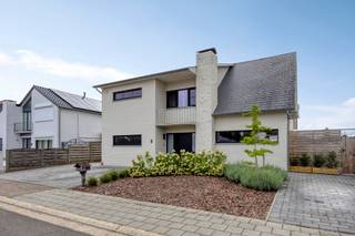VOLLEDIG VERNIEUWDE GEZINSWONING MET 4 TOT 6 SLAAPKAMERS, BUREAU EN PRACHTIG ZICHT OVER HET WEILAND<br /><br />Op zoek naar een ruime (272m²), instapklare gezinswoning waar ruimte, comfort en rust centraal staan? Dan is deze volledig vernieuwde woning absoluut het ontdekken waard.<br /><br />Deze prachtige gezinswoning werd in 2021 volledig gerenoveerd en afgewerkt met kwalitatieve en luxueuze materialen. De woning combineert een hedendaags wooncomfort met een bijzonder aangename ligging in een rustige en kindvriendelijke omgeving.<br /><br />Een van de grootste troeven is zonder twijfel het ZUID-OOST georiënteerde perceel van 928 m², dat rechtstreeks grenst aan het weiland. Vanuit de woning en de tuin geniet je dan ook van een prachtig en vrij uitzicht. Bovendien bevindt het natuurgebied Hageven zich op wandelafstand en is de lagere school vlot bereikbaar met de fiets.<br /><br />Binnenin beschikt de woning momenteel over 4 ruime slaapkamers, waaronder een royale master bedroom met dressing. Dankzij de vaste trap naar de tweede verdieping is er bovendien de mogelijkheid om hier nog 2 bijkomende slaapkamers of hobbyruimtes te creëren. De volledige eerste verdieping is voorzien van een mooie parketvloer en elke slaapkamer beschikt over airco.<br /><br />INDELING:<br /><br />Gelijkvloers:<br />- Ruime inkomhal<br />- Aparte bureauruimte<br />- Gezellige leefruimte met sfeervolle pellet kachel<br />- Moderne open keuken, volledig uitgerust en met prachtig zicht op de tuin<br />- Praktische wasplaats met douche en lavabo<br />- Ruime berging met inbouwkasten<br />- Achter inkom<br />- Apart toilet<br /><br />Eerste verdieping:<br />- Master bedroom met dressing en airco<br />- Slaapkamer 2 met airco<br />- Slaapkamer 3 met airco<br />- Slaapkamer 4 met airco<br />- Ruime badkamer met inloopdouche, ligbad, toilet en dubbele lavabo<br /><br />Tweede verdieping:<br />- Bereikbaar via een vaste trap<br />- Mogelijkheid tot het creëren van 2 bijkomende slaapkamers, hobbyruimte of polyvalente ruimte<br /><br />BUITEN:<br />- Ruime garage<br />- Tuinhuis met terrasoverkapping<br />- Volledig aangelegde tuin (ZUID-OOST) met beregening en drainage<br />- Vrij en groen uitzicht<br /><br />TROEVEN:<br />+ Instapklaar<br />+ 6 slaapkamers mogelijk<br />+ Aparte bureauruimte<br />+ Zuid-oost georiënteerde tuin<br />+ Prachtig uitzicht over het weiland<br />+ Rustige en kindvriendelijke ligging<br />+ Op wandelafstand van natuurgebied Hageven<br />+ Airconditioning in alle slaapkamers en de leefruimte<br />+ Conforme elektrische installatie<br />+ Zonnepanelen met thuisbatterij van 10 kWh<br />+ Kwalitatieve en luxueuze afwerking<br /><br />Is deze woning iets voor jou? Contacteer ons en we helpen je graag dichtblij verder!