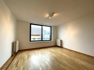 Indeling:Het appartement bevindt zich op de 4de verdieping en is te bereiken met trap of lift. Bij inkom kom je meteen binnen in de nachthal die alle...