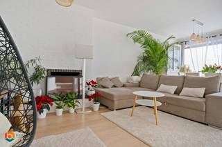 Op een uitstekende locatie nabij het centrum van Edegem bevindt zich dit recent gerenoveerd 3 slaapkamer appartement. U geniet hier van een goede ligging in een rustige omgeving vlakbij het centrum met winkels, eet-en drankgelegenheden, scholen en het openbaar vervoer.<br /><br />We betreden het appartement via de inkomhal met gastentoilet en vestiaire. De lichtrijke leefruimte kunt u inrichten met een gezellige zithoek en aparte eetplaats. De open keuken is mooi geïntegreerd in het geheel en voorzien van de voornaamste toestellen. Met zijn eiken werkblad en Italiaanse designtegels is het een mooie blikvanger in uw appartement. Via de nachthal bereikt u 3 slaapkamers, de badkamer uitgerust met een douche, toilet en dubbel lavabomeubel en een technische berging. Ten slotte beschikt u nog over een kelderberging.<br /><br />Er wordt nog een nieuwe condensatieketel geplaatst waardoor het EPC zal verbeteren.<br /><br />Dit is een uitstekende opportuniteit als u op zoek bent naar een gerenoveerd, instapklaar appartement met 3 slaapkamers nabij het centrum van Edegem. Contacteer ons voor meer informatie op 0480/66 14 77 of via info@boonstravastgoed.be.<br /><br />Bijzonderheden:<br />- Gerenoveerd<br />- Drie slaapkamers<br />- Elektriciteit conform - geen asbest