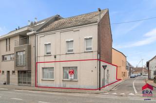 <p>Ben je op zoek naar een gelijkvloers appartement met 2 slaapkamers, private parkeerplaats en vlotte verbindingen in een kleinschalig gebouw? Gevonden!</p>
<p>Dit gelijkvloers appartement is strategisch gelegen vlakbij de oprit van de E40 en op wandelafstand van openbaar vervoer en het station van Haaltert, ideaal voor wie belang hecht aan een vlotte bereikbaarheid.<br />Het appartement maakt deel uit van een kleinschalig gebouw met slechts 2 appartementen en uiten beschikt het appartement nog over een privatief gedeelte waar de mogelijkheid bestaat om een buitenkoer te creëren.<br /><br />Binnenin geniet je van een ruime leefruimte met open keuken, twee slaapkamers en een ruime badkamer uitgerust met bad, badkamersmeubel en toilet. Dankzij de centrale verwarming op aardgas is het comfort alvast aanwezig. Een extra troef is de private parkeerplaats die inbegrepen is in de prijs. Bovendien beschikt het appartement over een asbestveilig attest.<br />De elektriciteit was conform tot 2024, maar een nieuwe keuring dient aangevraagd te worden. Hou er wel rekening mee dat het appartement onder de renovatieverplichting valt. Verder is dit appartement stedenbouwkundig niet vergund, regularisatie is niet mogelijk, maar de huidige toestand wordt wel gedoogd.<br />Ben je op zoek naar een betaalbaar appartement met potentieel, private parking en een uitstekende ligging? Contacteer ons dan snel voor meer info of een bezoek!</p>