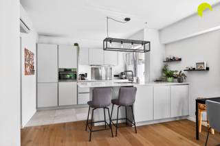 Vlakbij het station van Kontich, vinden we dit volledig gerenoveerde appartement met één slaapkamer.Met een EPC A-label, conforme elektriciteit en...