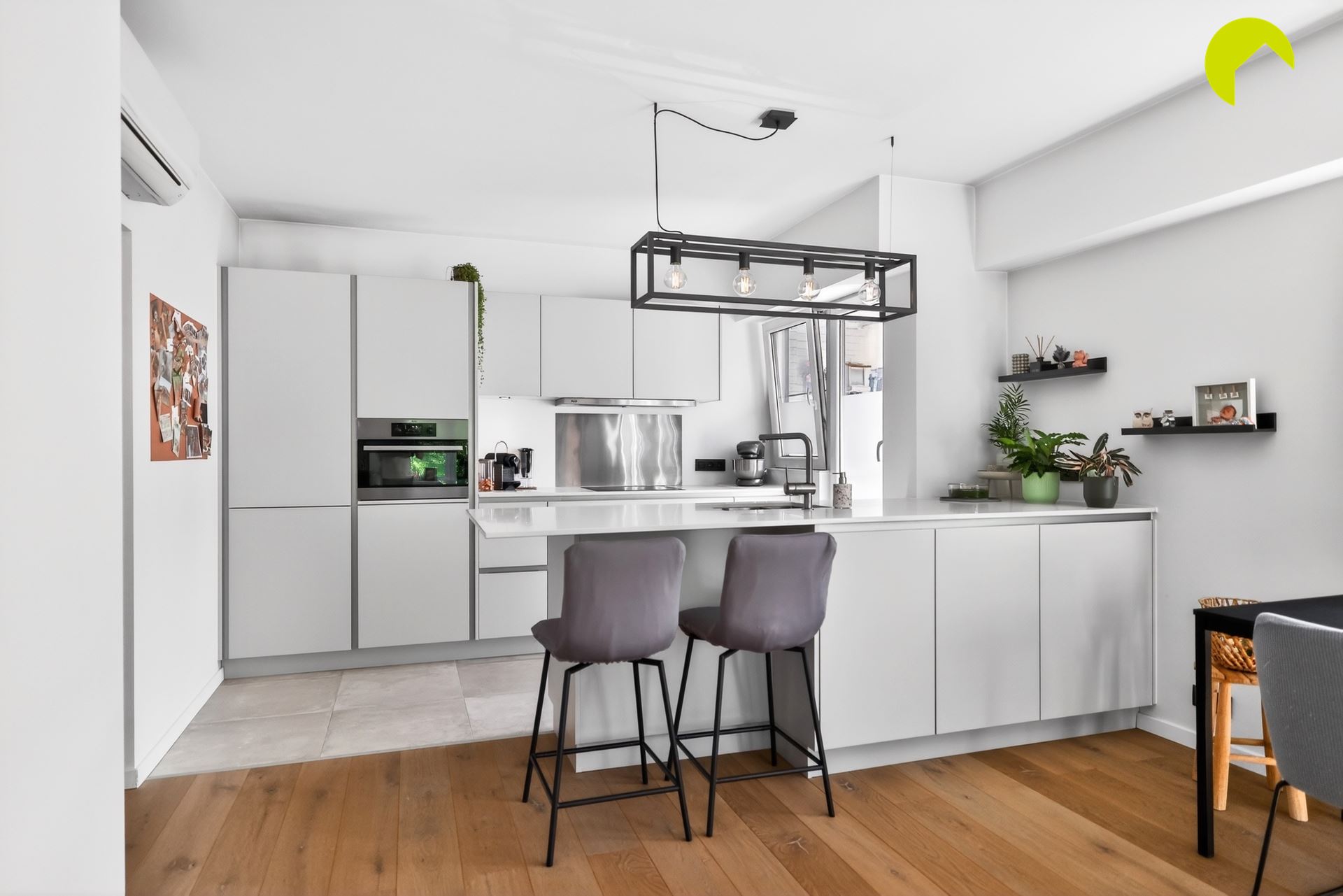 Lichtrijk gerenoveerd appartement met ruime kelder! - foto 3