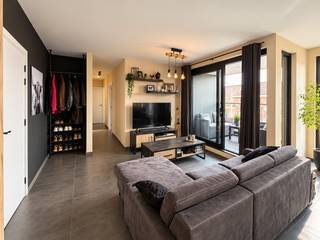 <p>Aan de rand van het centrum van Ninove bevindt zich dit <strong>ruime en energiezuinige appartement</strong> in residentie Roxy. Dankzij het <strong>EPC-label A, de vloerverwarming en zonnepanelen</strong> geniet u hier van een optimaal wooncomfort en een bijzonder laag energieverbruik.</p><p>Bij het betreden van het appartement komen we terecht in de lichtrijke leefruimte met open, volledig geïnstalleerde keuken. Via het grote schuifraam heeft u toegang tot het aangename <strong>zuidgerichte terras.</strong> Aansluitend aan de keuken bevindt zich een praktische berging. </p><p>De nachthal geeft toegang tot twee volwaardige slaapkamers, een afzonderlijk toilet en een moderne badkamer met inloopdouche en dubbele lavabo.</p><p>Daarnaast beschikt het appartement over een <strong>private autostaanplaats</strong> en is er een gemeenschappelijke fietsenstalling en vuilnisberging aanwezig. </p><p><strong>Een bijzonder grote troef is de uitgebreide dienstverlening die in de huurprijs vervat zit.</strong> Naast de gemeenschappelijke kosten zijn ook het onderhoud en alle herstellingen inbegrepen, zelfs deze die normaal ten laste van de huurder vallen. Enkel het individuele verbruik van nutsvoorzieningen is afzonderlijk te betalen.</p><p><strong>Huurprijs: €1.100 + €100 per maand.</strong><br /><strong>Beschikbaarheid: onmiddellijk.</strong></p>
