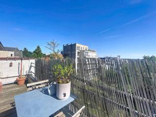 UCCLE, wijk Brugmann, dicht bij alle voorzieningen, charmante duplex van 98 m² op de 4e verdieping zonder lift. De indeling is als volgt: inkomhal, een volledig uitgeruste keuken (oven, kookplaten, afzuigkap, koelkast, diepvriezer), apart toilet, een slaapkamer van ±12 m², een woonkamer van ±23 m² die uitkomt op een terras op het zuiden van ± 8m², een badkamer (dubbele wastafel, aansluiting voor wasmachine). Op de bovenverdieping bevindt zich een slaapkamer van ±26 m². Kelder. Gemeenschappelijke kosten van 50€, inclusief gemeenschappelijke ruimtes en water. EPC-klasse G. Beschikbaar vanaf 31/08/2026. Afmetingen ter indicatie. <br /><br />
<p><u>Op de 4<sup>e</sup> verdieping</u>:</p>
<ul>
<li>Entree</li>
<li>Keuken (oven, kookplaten, afzuigkap, koelkast, vriezer)</li>
<li>Slaapkamer van ±12 m²</li>
<li>Aparte wc</li>
<li>Woonkamer ± 23 m²</li>
<li>Terras ± 8 m² op het zuiden</li>
<li>Badkamer (dubbele wastafel, aansluiting voor wasmachine)</li>
</ul>
<p><u>Op de 5<sup>e</sup> verdieping</u>:</p>
<ul>
<li>Slaapkamer van ± 26 m²</li>
</ul>
<p></p>
<p>Kelder</p>