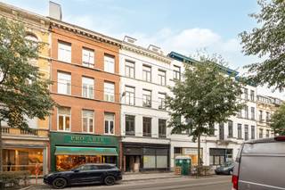 <p><span>Zoekt u een stijlvol appartement waar alles, maar dan ook alles vernieuwd is? <br />Well, this is your lucky day. Op wandelafstand van ons geliefkoosde Marnixplaats in het hart van’t Zuid : De Geuzenstraat 21. Koffies van café Canelé een snelle lunch in de Funk of borrelen op de Marnix, alles doe je hier te voet. Citylife Go!  </span></p><p><span> </span></p><p><span>- Gunstig EPC’s = Future proof </span></p><p><span>- Toplocatie City South </span></p><p><span>- Van A tot Z gerenoveerd </span></p><p><span>- 2 kamers + Bureau</span></p><p><span>- leuk terras </span></p><p><span> </span></p><p><span>De Geuzenstraat 21 is gestript van A tot Z, gerenoveerd. Dat wil zeggen, nieuwe leidingen, nieuwe elektra, nieuw dak, vloeren, badkamer keuken, alles is nieuw. U bent de eerste bewoner van dit stijlvol gerenoveerd appartement. </span></p><p><span>Je komt binnen op de vierde verdieping bovenaan het gebouw. De leefruimte is an sich al een appartement groot. Met een open keuken op visgraatparket en een terras dat de aandacht trekt. Vooraan is er een half geïntegreerde kamer. Zo kan je bureau aan de leefruimte hebben maar toch apart zitten. Te midden het appartement is er toilet. Rechts een trap richting 'den boven' daar vind je plaats voor wasmachine droogkast op de overloop. Een badkamer met inloopdouche, wastafel en toilet. Verder maken nog 2 kamers dit verdieping af. Dit appartement is stijlvol en doordacht afgewerkt, alsof je het net in Sabato hebt ondekt. <br /><br /></span></p><p><span>Benieuwd naar deze parel? Maak snel een afspraak via stad@sinjoor.be of bel 03 283 05 00.</span></p><p><span> </span></p>