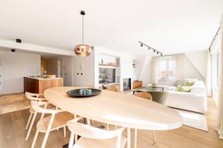 Prachtig hoekappartement te koop op een absolute topligging, tussen het mondaine Albertplein en het charmante Driehoeksplein in Knokke en op wandelafstand van de Zeedijk. Unieke locatie door de bruisende omgeving maar toch alle rust op het appartement.<br /><br />Het appartement werd in 2020 gerenoveerd waarbij uitsluitend hoogwaardige en smaakvolle materialen werden gebruikt. <br />Dankzij het oog voor detail straalt de woning pure elegantie en hedendaags comfort uit.<br /><br />Indeling:<br /><br />Ruime inkomhal met gastentoilet, lichtovergoten leefruimte met zithoek en eetkamer. Open, volledig uitgeruste keuken voorzien van kwalitatieve Miele-toestellen. Drie royale slaapkamers, telkens met ingemaakte kasten en een luxueuze bad- of douchekamer. <br /><br />Dankzij de hoekligging geniet u van overvloedig natuurlijk licht en een aangenaam gevoel van ruimte. Het appartement is volledig instapklaar.