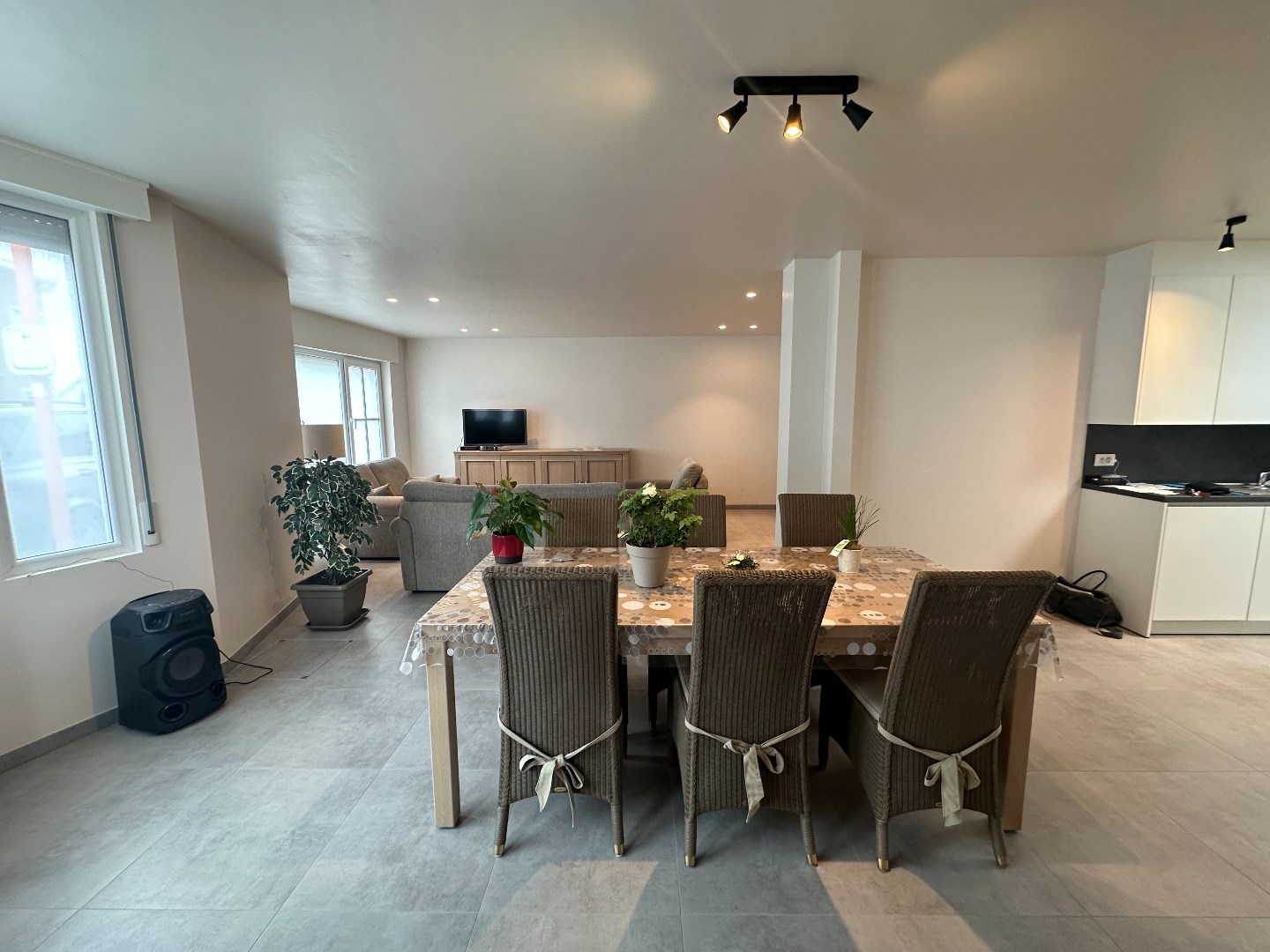 Verrassend ruime woning met 3 ruime slaapkamers en garage - foto 4