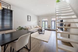 Rustig wonen in het hart van Turnhout, met alle voorzieningen op wandelafstand? Dit lichtrijke en instapklare eigendom vormt een unieke combinatie tussen een bel-etage en een duplexappartement. De royale woonoppervlakte (163m2), de verschillende niveaus en de vele praktische ruimtes zorgen voor bijzonder veel mogelijkheden en een uiterst aangenaam woongevoel.

Het appartement werd grondig gerenoveerd. In 2018 werden onder meer de keuken, de badkamer en het afzonderlijke toilet volledig vernieuwd. De condenserende gasketel dateert van 2017 en in 2019 werd een lucht-luchtwarmtepomp met verwarmings- en aircofunctie geplaatst. Het geheel werd zorgvuldig onderhouden en is werkelijk instapklaar.

Op de eerste verdieping bevindt zich de ruime en lichtrijke leefruimte met grote raampartijen en een stijlvolle parketvloer. De living biedt alle ruimte voor een volwaardige zit- en eethoek en sluit mooi aan op de open, volledig ingerichte keuken. Deze beschikt over veel kastruimte, een royaal werkblad en een praktische inrichting.

De ruime slaapkamer is eveneens afgewerkt met parket en beschikt over een prachtige dressing en rechtstreekse toegang tot het terras. De handige mezzanine biedt bijkomende mogelijkheden als logeerplek, leeshoek of extra bergruimte.

De tijdloze badkamer is ingericht met een dubbele wastafel, een ligbad en een afzonderlijke douche. Daarnaast is er een apart toilet met eigen wastafel.

Via de trap vanuit de woonkamer bereikt u de tweede verdieping, waar zich een royale polyvalente kamer bevindt (extra slaapkamer, bureau, of hobbyruimte).

Op het gelijkvloers beschikt het eigendom over een garage met automatische poort (verplicht samen met het appartement te worden aangekocht).

Daarnaast is er een uitzonderlijk ruim en polyvalent magazijn met een hoge industriële toegangspoort. Deze ruimte is ideaal voor opslag van materiaal/voertuigen of uitgebreid hobbygebruik en vormt een bijzonder zeldzame meerwaarde op deze centrale locatie.

Verder beschikt het appartement over zonnepanelen, een condenserende gasketel en een lucht-luchtwarmtepomp, wat leidt tot een gunstige EPC B-score.

Een uniek eigendom voor wie centraal en stijlvol wil wonen, met het comfort en de beleving van een woning, gecombineerd met de praktische voordelen van een duplexappartement.

Vraagprijs appartement: € 275.000
Garage met automatische poort, verplicht bij aan te kopen: € 30.000
Ruim magazijn met industriële poort: € 55.000